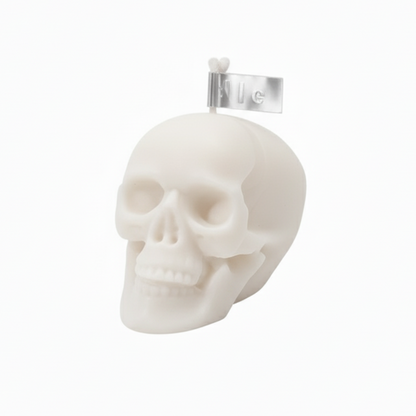 Skull-Shaped Soy Wax Candle – Sandalwood Scent – 5.8oz – Long Lasting 40h Burn – Decorative Candle for Halloween, Easter & Home